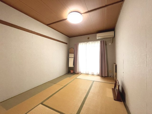 南側の6帖和室には縁側があり、やわらかな陽光を感じながらゆったりとくつろげる空間です。