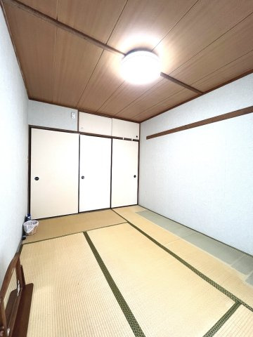 南側の6帖和室は押入付きで、寝具や季節物をすっきり収納できます。