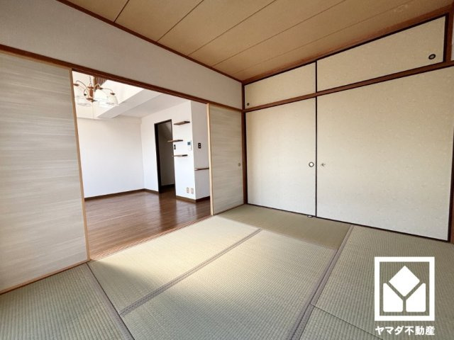 現況和室となっていますが、約18帖の広々リビングへ間取り変更予定です。家族全員がリラックスできる、ゆったりとした快適リビングで温かい団らんの時間を。（リフォーム前の写真です）