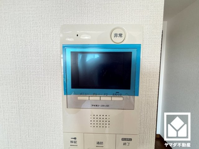突然の来訪時でも安心なモニター付きインターホンを完備。お留守番中のお子様でも簡単に来訪者の確認ができます。（リフォーム前の写真です）