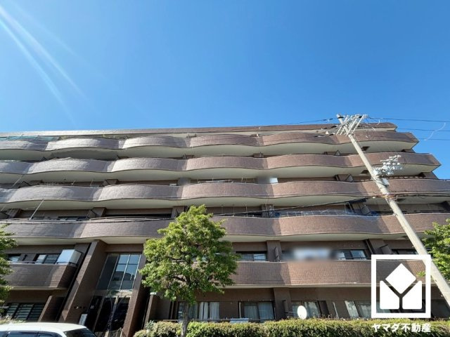 敷地南側は街路樹が立ち並ぶ綺麗な通りになっており、四季の移り変わりが感じられる緑豊かな景観です。
