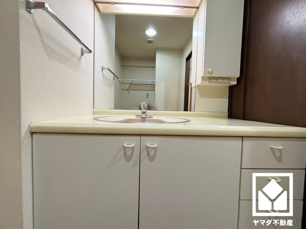 収納付きでスッキリお使い頂ける3面鏡の洗面台に変更予定。洗面ボウルが広めなので、忙しい朝でも身支度がしやすく時短になります。（リフォーム前の写真です）