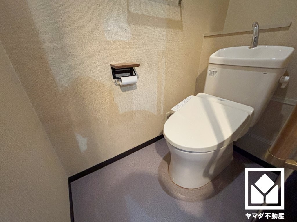 明るく清潔感溢れるトイレです。温水洗浄便座付きで、季節を問わずいつでも温かい便座をお使いいただけます。（リフォーム前の写真です）