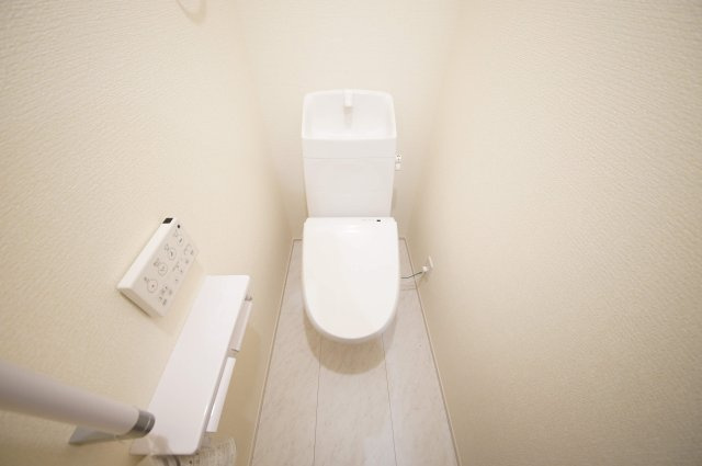 白を基調とした清潔感あるトイレ、毎日気持ちよく利用できます