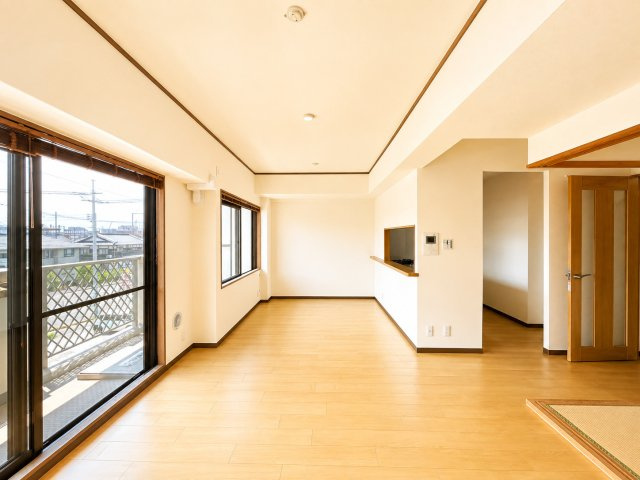 キッチンからリビング全体を見渡せる、開放感のあるLDKです。室内は明るく風通しも良好です。家具配置がしやすい形状で、ダイニングとくつろぎスペースを分けやすく、家族団らんの時間を心地よく過ごせます。