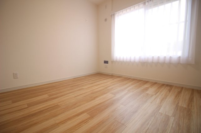 5階西側の5.8帖洋室。バルコニーに面したお部屋です