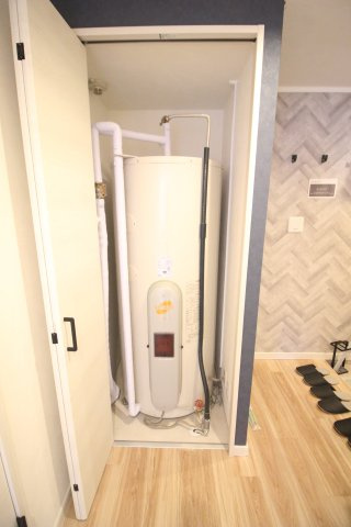 玄関前に電気温水器が置かれています