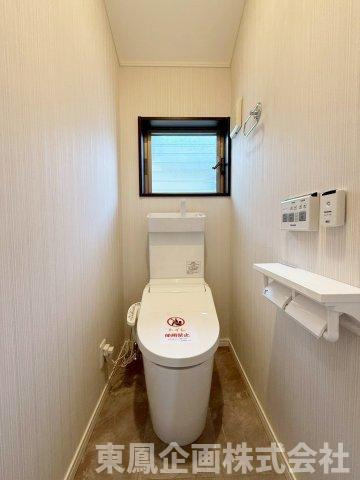 各階トイレ付きで忙しい朝も快適。窓付きで換気もしやすい設計です。