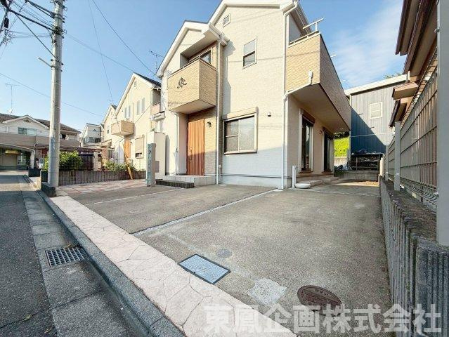 駐車3台可能のゆとりあるカースペース。来客時にも安心です。