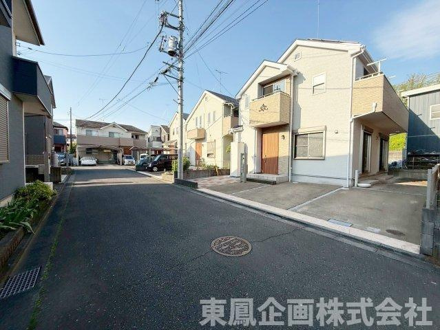 落ち着いた住宅街に位置し、ゆったりとした街並みが魅力の住環境です。