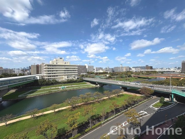 手を伸ばせば、ふれることが出来そうな環境が、そのままインテリアになったような印象です。その豊かな眺望にふさわしい空間には、通風・採光にも優れ、心地よい光と風があふれています