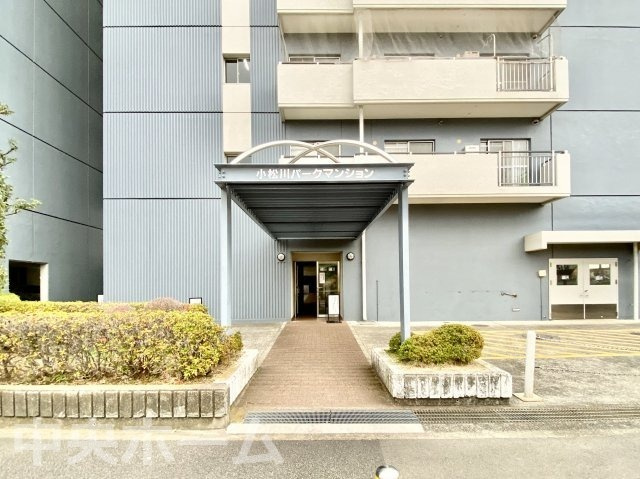 【エントランス】マンションのエントランスは、その物件の印象を決める、顔とも言える場所です。毎日通る場所ですからきれいなのが一番です。エントランス内はオートロックですので暮らしの安全も確保されています。