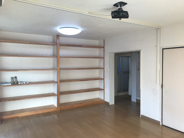 壁一面の見せる収納。何を飾るか考えるのも楽しいですね。