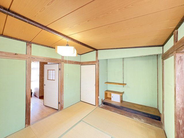 床の間を備えた和室は、和の趣を感じられる落ち着いた空間。季節の花や掛け軸を飾ることで、四季を感じる暮らしを楽しめます。和の温もりを感じられる一室となっています。イフスタイルに合わせて幅広く活用可能。