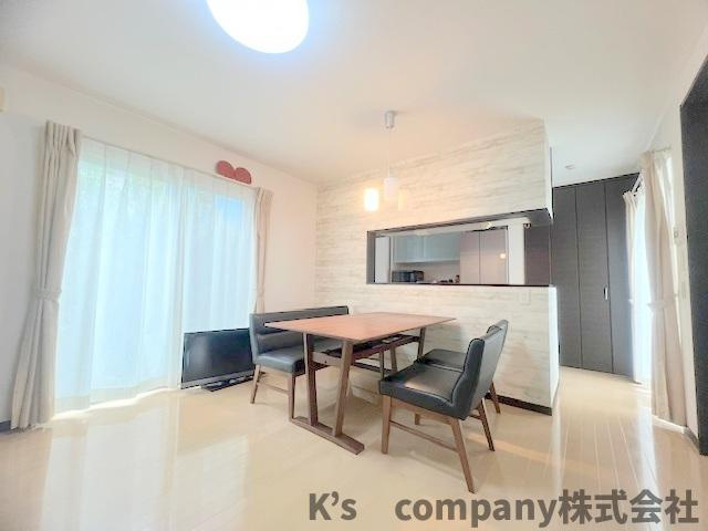 リビングダイニングスペースは広い窓から明るい日差しが差し込むご家族の集まる憩いのスペース♪