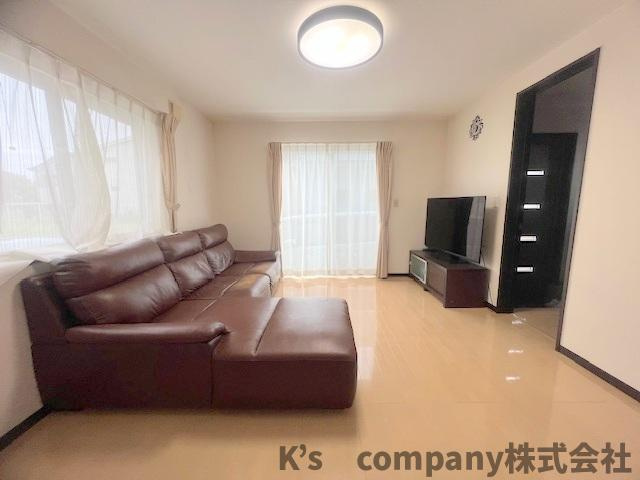 リビングに隣接して洋室9帖があり引き戸を開放してお使いいただくとリビングが20帖以上の広々とした空間にすることができます☆