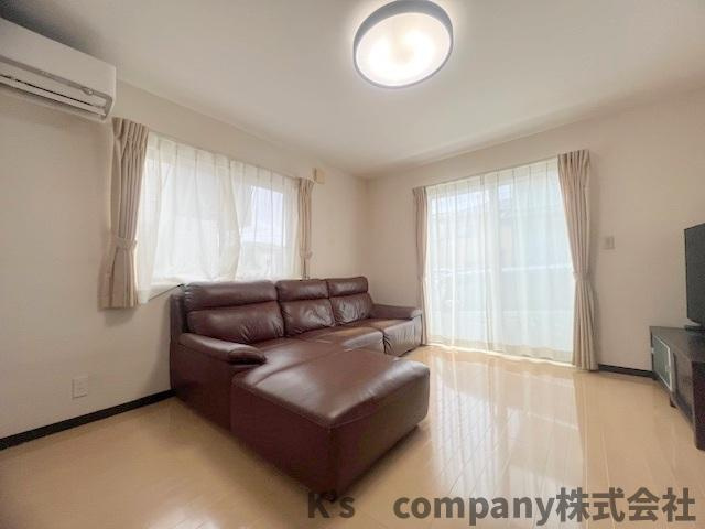 南側に面した窓からたくさん明るさを取り入れてくれます☆