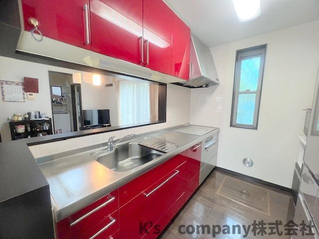 スタイリッシュな赤いシステムキッチン☆空間をモダンに引き立ててくれる存在感があります☆