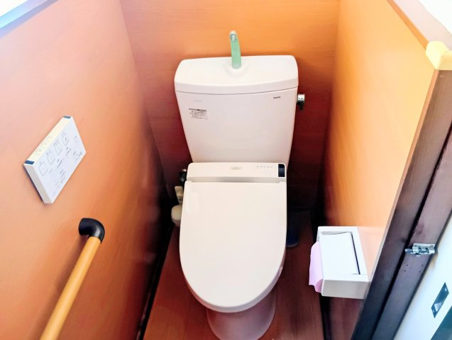 温水洗浄便座・手すり付きで快適に使えるトイレ。毎日の暮らしに配慮した設備です。