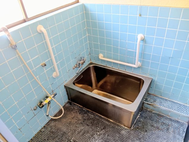 手すり付きで使いやすさに配慮した浴室。窓から自然光が入り、明るい印象です。