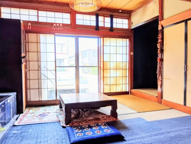 1階南側和室6帖。和の趣を感じる南向き和室。くつろぎやおもてなしに適した一室。