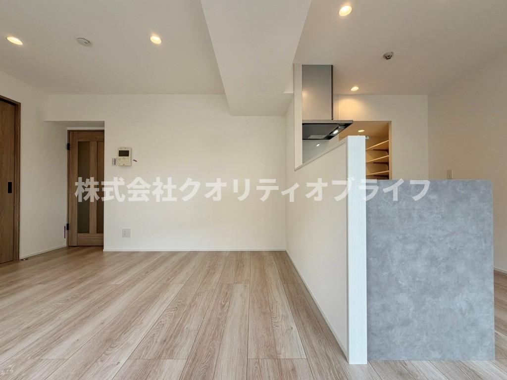 リビングのインテリアと美しく調和する、家具のようにおしゃれなキッチン。