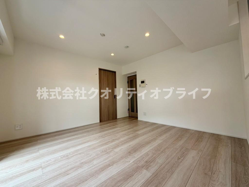 大型のベッドを配置しても圧迫感のない、ゆとりある広さを確保した洋室。