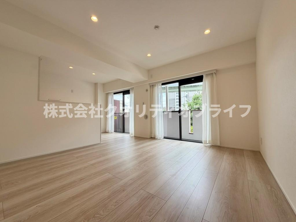 1日の疲れをゆったりと癒す主寝室にふさわしく、落ち着いたインテリアで静かなプライベートタイムを演出できる快適な空間です。