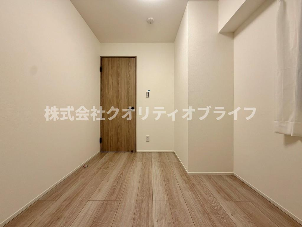 静かに集中できる環境が整った、リモートワークやオンライン授業、趣味の書斎スペースにぴったりな洋室。