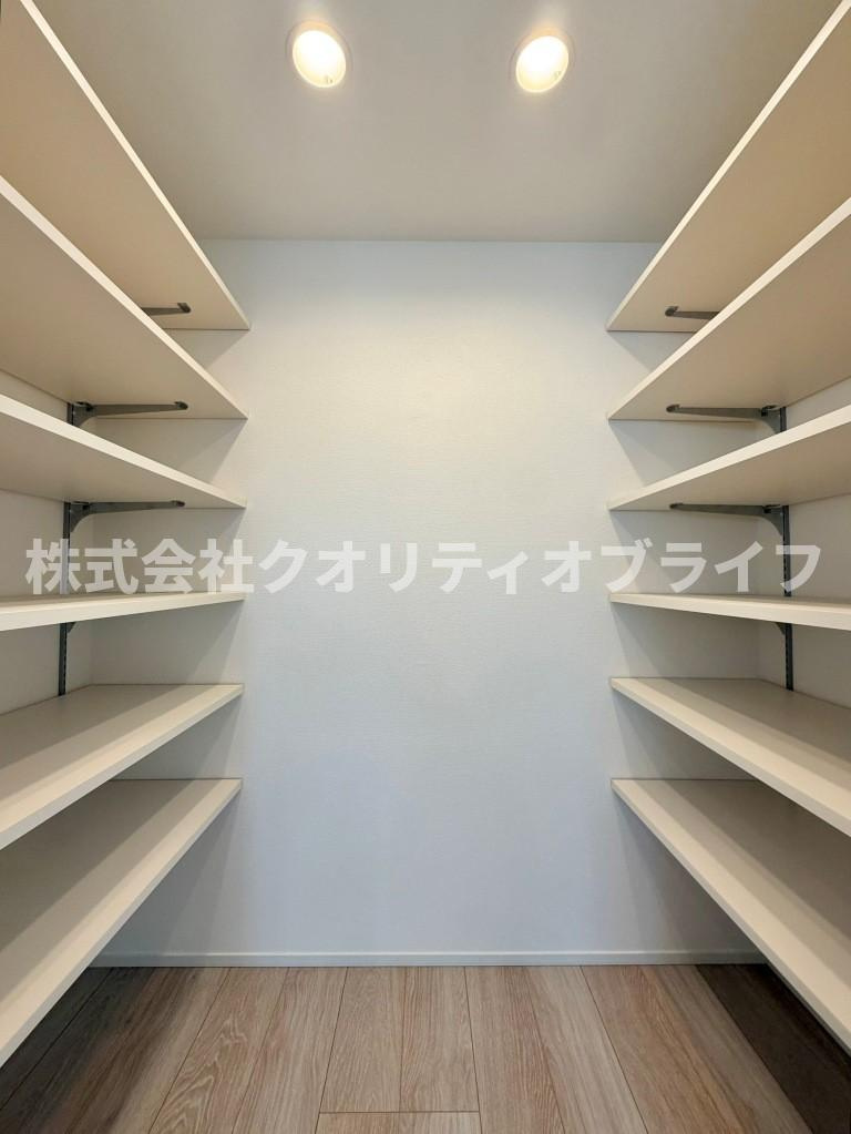 衣服だけでなく、スーツケースや季節物の家電まで丸ごと収納できる大容量のウォークインクローゼット。お部屋の中に余計な家具を置く必要がないため、空間を広く使えます。