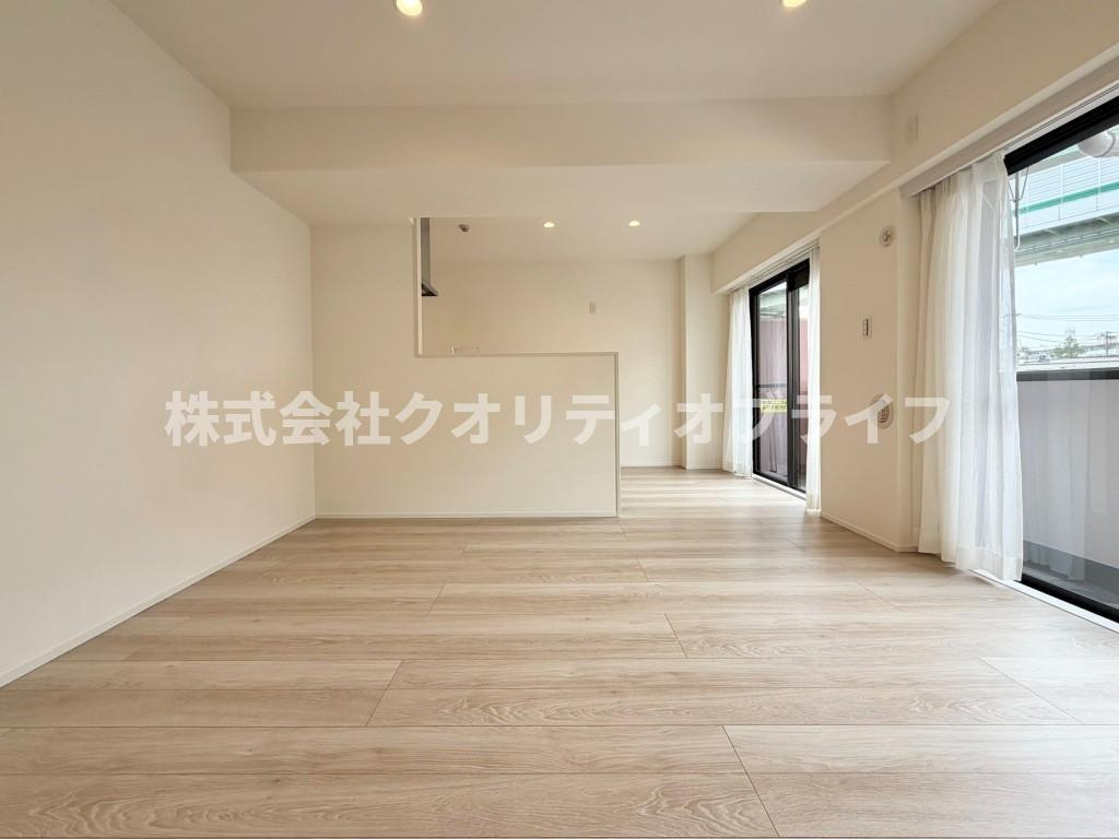 南向きの大きな窓から心地よい光が差し込む明るいLDK。家族が集まりゆったり寛げる開放的な空間設計です。実際の陽当りや風通しの良さは、写真以上に心地よさを感じられます。