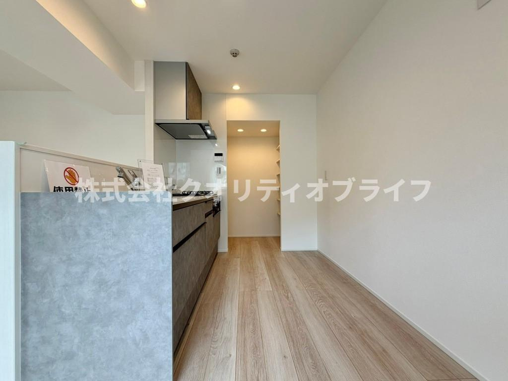 リビングとの繋がりを大切にした、空間の一体感を楽しめる贅沢なレイアウト。お茶を淹れたり、音楽を聴きながら作業をしたりと、単なる調理場にとどまらない、暮らしに寄り添う心地よい空間です。