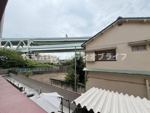 前の建物との距離がしっかり保たれており、光を遮ることなく明るい陽射しを受け止められるバルコニー。外からの視線を適度に遮りながらも、室内の明るさと通風を心地よく確保できる設計です。