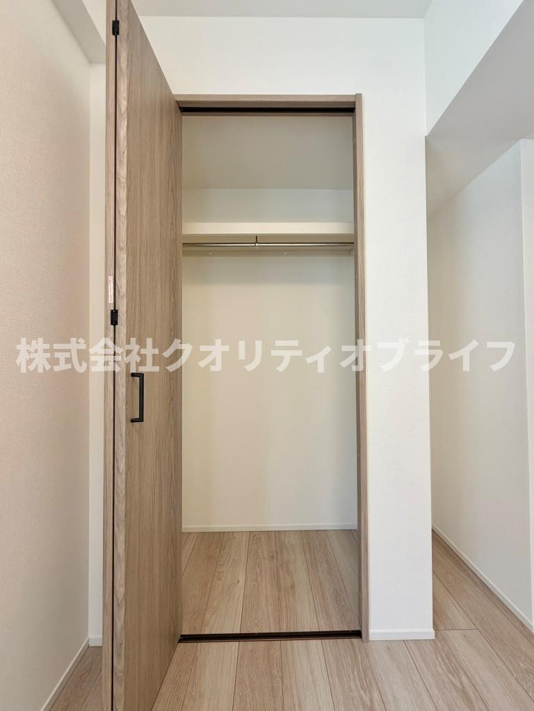 洋服や季節ものの荷物をすっきりと片付けて、お部屋の広さを有効に活用できます。