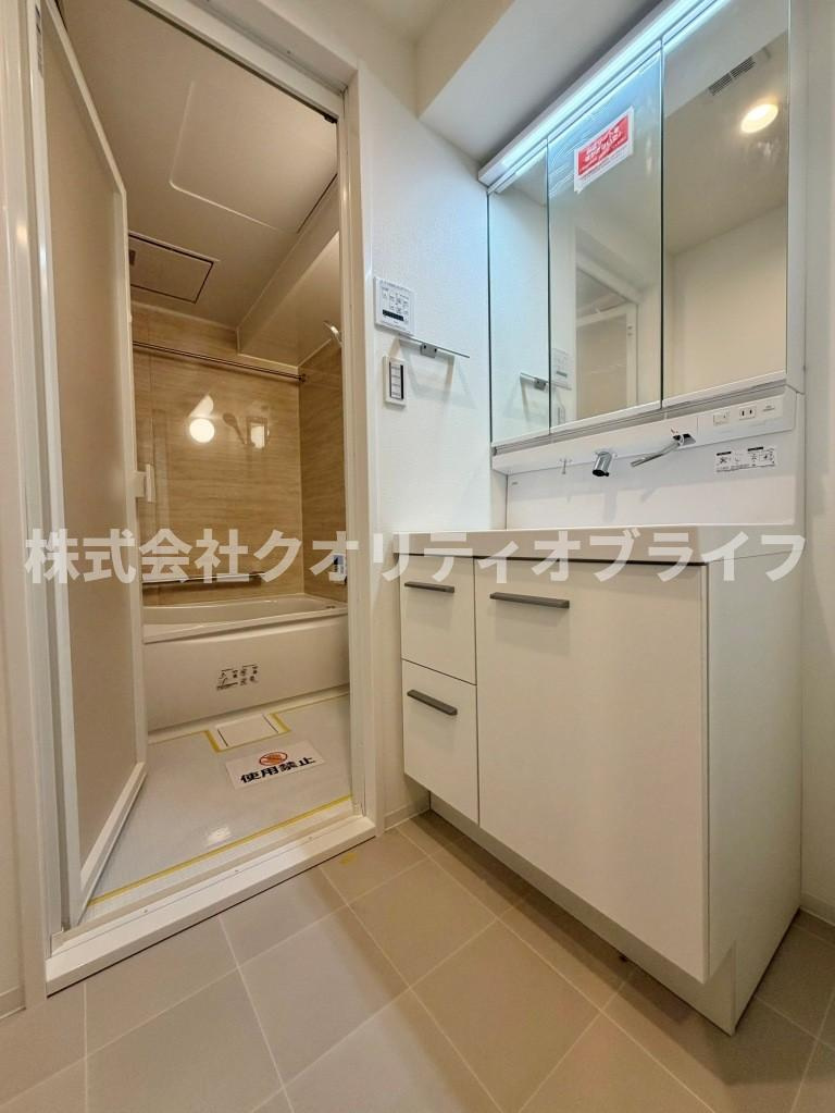洗練されたモダンなデザインの新品に交換された洗面化粧台。