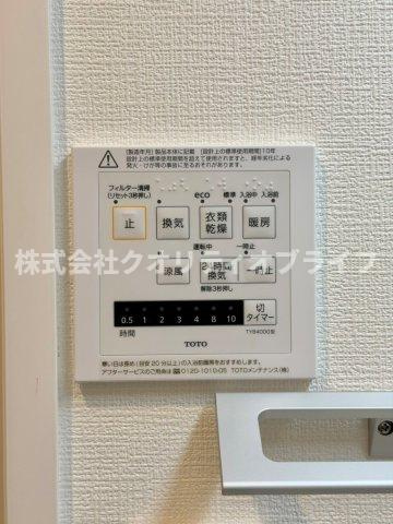 浴室乾燥付きのバスルーム。