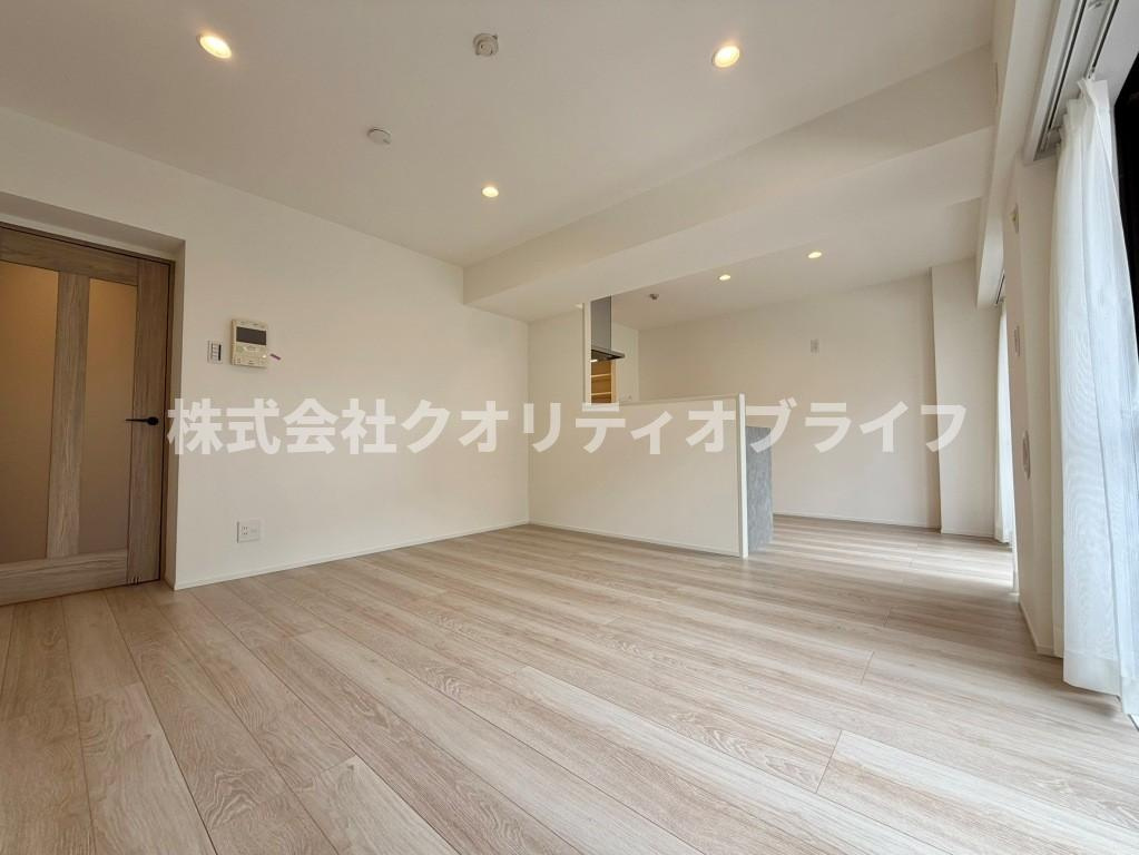 バルコニーに広く面した横長タイプのリビング。窓が大きいため開放感があり、ダイニングスペースとリビングスペースの家具の配置をスッキリと分けることができる間取りです。