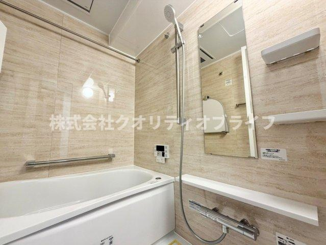 1日の疲れをゆったりと癒せる、クリーンで心地よいバスルーム。お気に入りの入浴剤を入れて、贅沢なリラックスタイムを過ごせる空間です。毎日のバスタイムが楽しみになるような、開放感のある設計です。