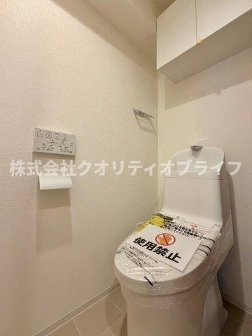 衛生的で年中快適に使用できる温水洗浄便座付きのトイレ空間。便座をいつでも清潔に保てるだけでなく、お掃除がしやすい形状になっており、日々のちょっとしたお手入れのストレスを大幅に軽減してくれます。