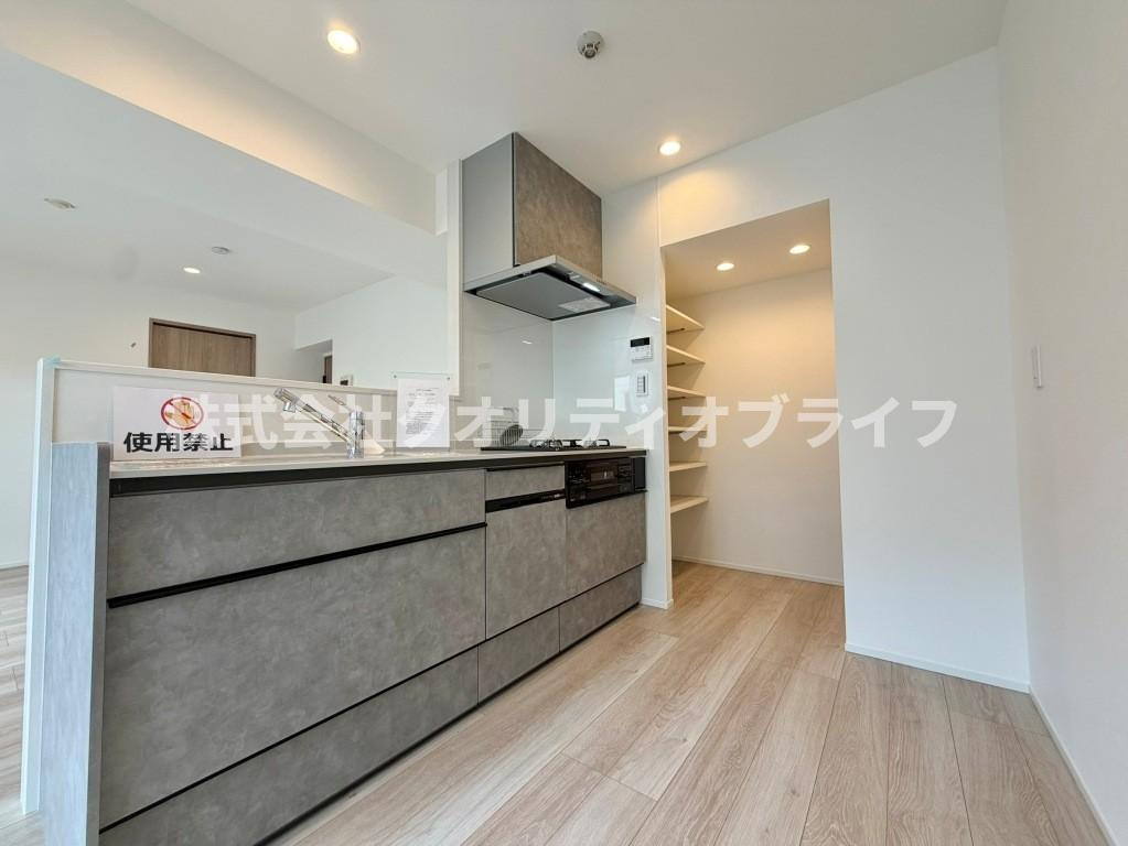 お部屋の大きな窓から差し込む自然光が優しく届く、明るく爽やかなキッチン。心地よい風も通り抜けやすく、調理時のにおいもこもりにくいため、いつでもクリーンで気持ちの良い空間をキープできます。