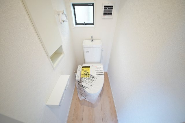 窓があり換気しやすいトイレ、温水洗浄機能付きです