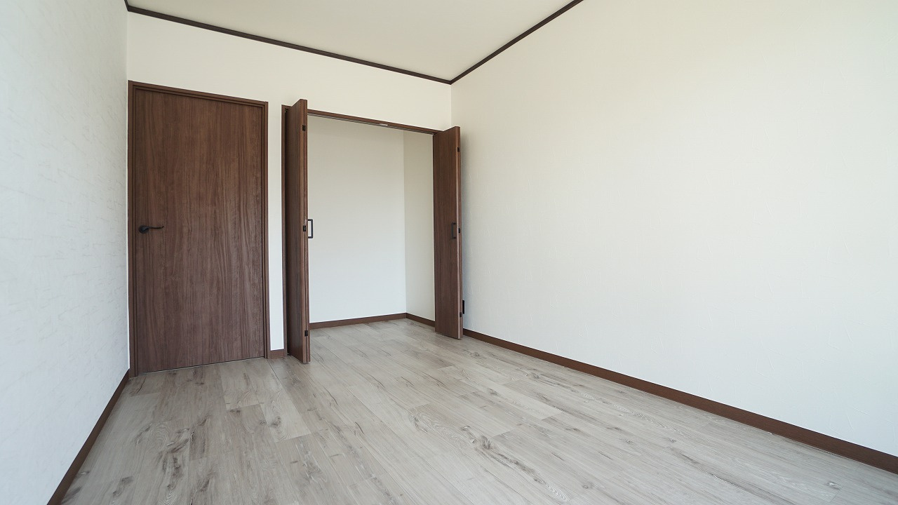 約6帖の洋室1　大容量の収納クローゼットつき　バルコニーつながり