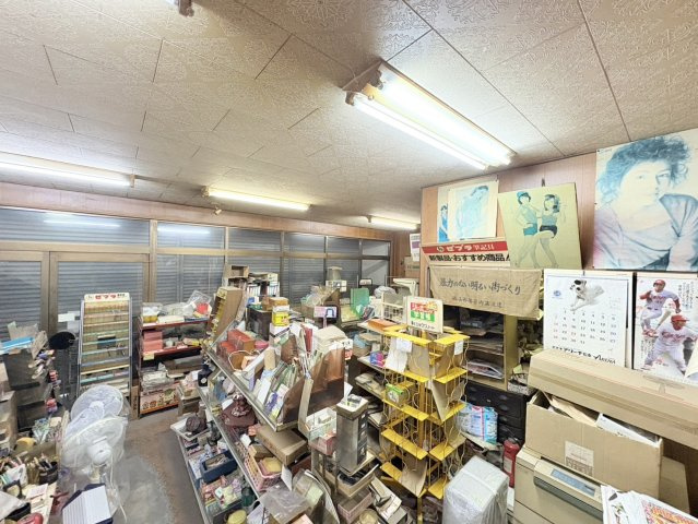 1階には広い店舗スペースがあり、事業用途として活用できる可能性を感じられる空間です。広さがあるため、レイアウトを工夫することで様々な業種に対応できる柔軟なスペース。