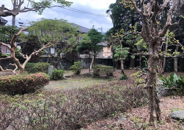 土地購入を検討されている場合、境界杭がない状態で購入してしまうと境界確定測量をする必要があり、費用がかかります。購入の前に、売主、隣土地所有者立ち合いのもと境界を確定し境界杭を設置するのがベストです。