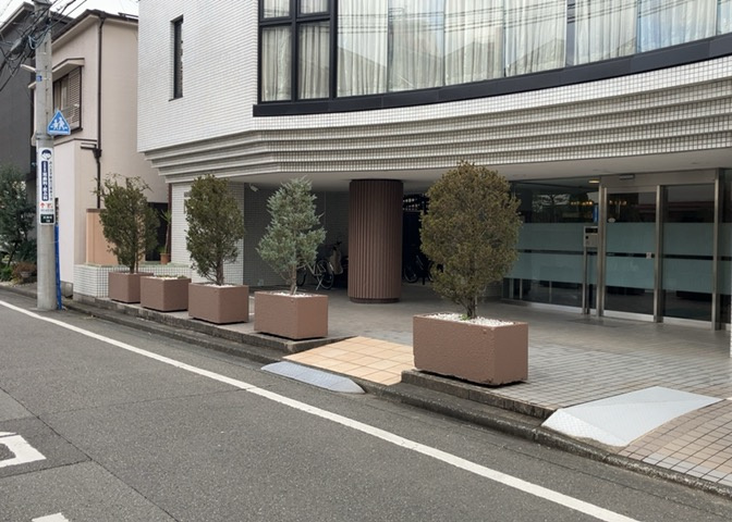 物件によっては、入居者が個人的に使用できる専用庭がついているものもあります。また、住宅の中にある土間の部分を庭と呼ぶこともあります。庭の用途は住む人によって変わり、それによってデザインもさまざまです。