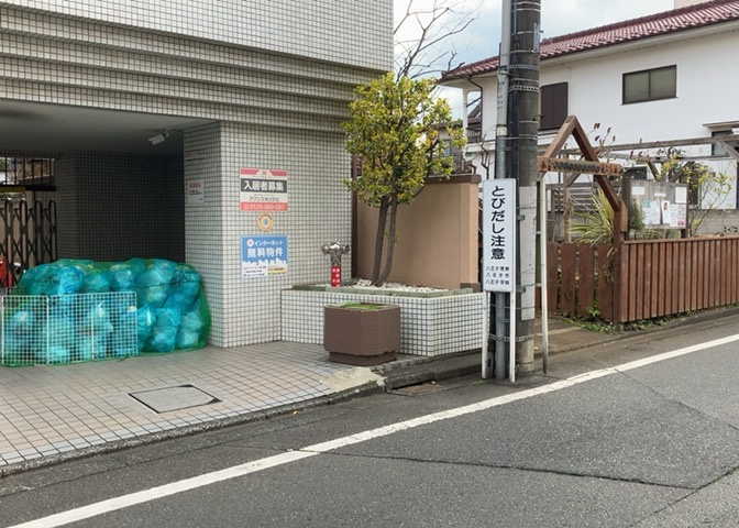 中庭（パティオ）とは、一つの建築物の内部に設けられた、壁などで囲われている庭のことを指します。コの字型、ロの字型が主流ですが、L字型の中庭もあります。最近では、インテリア性の高さからも人気があります。