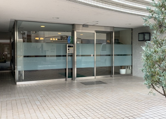 ラウンジは、マンションの共用スペースに椅子やテーブルなどを配置した利用者が寛げる空間です。屋内型ラウンジと屋外型ラウンジがあります。共用部分の管理状況と合わせて、詳細については現地でご確認ください。