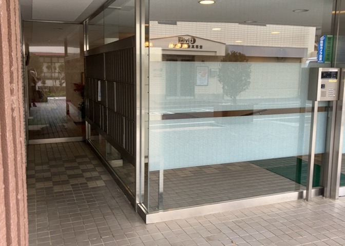エントランス付近に設置されている集合ポストは、住んでいる部屋と離れているため、ポストをあさるなど誰かに何かされていても被害に気づきにくいです。入居する時には他人に特定されにくい番号で鍵をかけましょう！