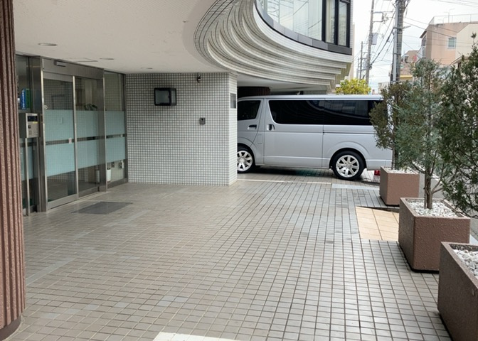 ロビーというと、エントランスと何がちがうの？と思いますよね。実はロビーとエントランスには明確な決まりはありません。物件によっては、エントランスを入って広がるある程度の広さのある空間がロビーとなります。