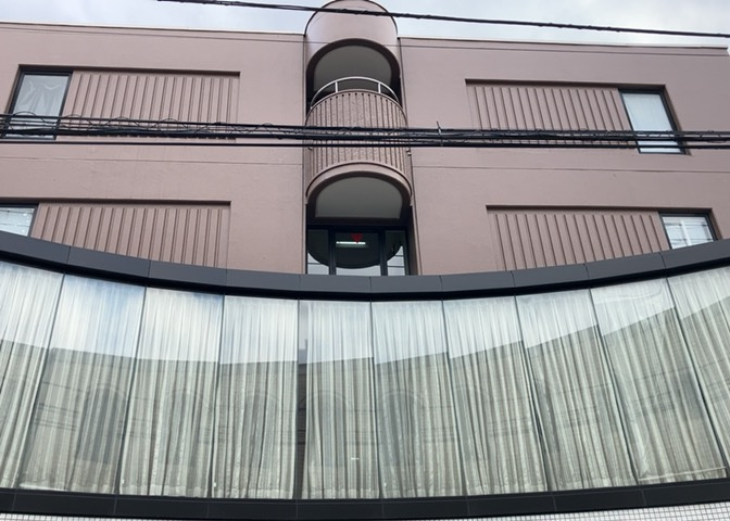 共用部分は、一棟の建物に住む区分所有者全員が共同で所有するとし、共用部分の管理、補修などは、区分所有者で形成される管理組合が行います。個人の判断で勝手に変更することはできませんので覚えておきましょう。